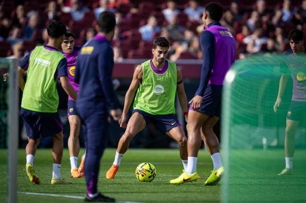 Ferran Torres FC Barcelona controls the ball during FC Barcelona™s first training at Spotify Camp Nou following its renovation At Spotify Camp Nou in Barcelona, , Spain, on November 07 2025 Photo by Felipe Mondino Copyright: x@FELIPExMONDINOx