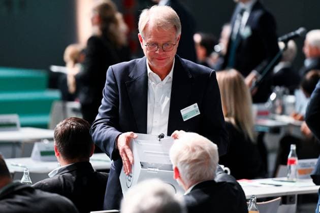 GER, Election workers collect ballot papers at the 45th Ordinary DFB Bundestag at the DFB Campus in Frankfurt am Main, 7 11 2025 45th Ordinary DFB Bundestag in Frankfurt am Main Frankfurt am Main Copyright: xEibner-Pressefoto FlorianxWiegandx EP_FWD