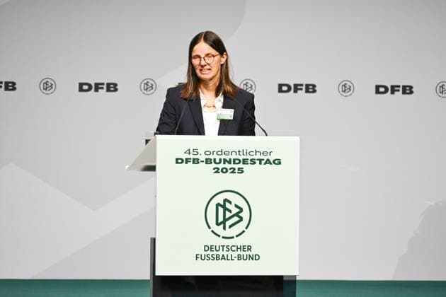 07 11 2025, xsltx, Fußball DFB Medientermine, DFB Bundestag v l Prof Dr Silke Sinning DFB Vice President for Education, Leisure and Grassroots Football during her emotional acceptance speech after the battle vote against Silke Raml DFL DFB REGULATIONS PROHIBIT ANY USE OF PHOTOGRAPHS as IMAGE SEQUENCES and or QUASI VIDEO