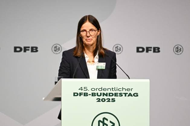 07 11 2025, xsltx, Fußball DFB Medientermine, DFB Bundestag v l Prof Dr Silke Sinning DFB Vice President for Education, Leisure and Grassroots Football during her emotional acceptance speech after the battle vote against Silke Raml DFL DFB REGULATIONS PROHIBIT ANY USE OF PHOTOGRAPHS as IMAGE SEQUENCES and or QUASI VIDEO