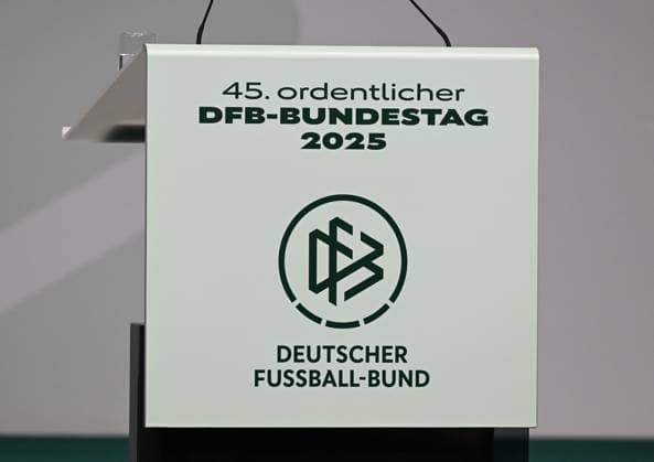 07 11 2025, xsltx, Football DFB Media Dates, DFB Bundestag v l Lectern Bundestag, Logo Bundestag DFL DFB REGULATIONS PROHIBIT ANY USE OF PHOTOGRAPHS as IMAGE SEQUENCES and or QUASI VIDEO