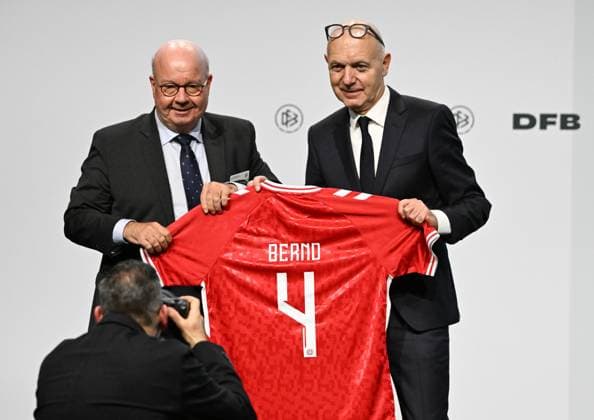 07 11 2025, xsltx, Fußball DFB Medientermine, DFB Bundestag v l The President of the Danish Football Association Jesper Möller congratulates Bernd Neuendorf DFB President on his re-election with a national jersey, on the back the first name Bernd is flocked DFL DFB REGULATIONS PROHIBIT ANY USE OF PHOTOGRAPHS as IMAGE SEQUENCES and or QUASI VIDEO
