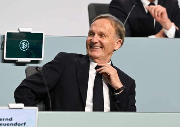 07 11 2025, xsltx, Fußball DFB Medientermine, DFB Bundestag v l Gute Laube bei Hans Joachim Watzke DFL Vizepräsident DFL DFB REGULATIONS PROHIBIT ANY USE OF PHOTOGRAPHS as IMAGE SEQUENCES and or QUASI VIDEO