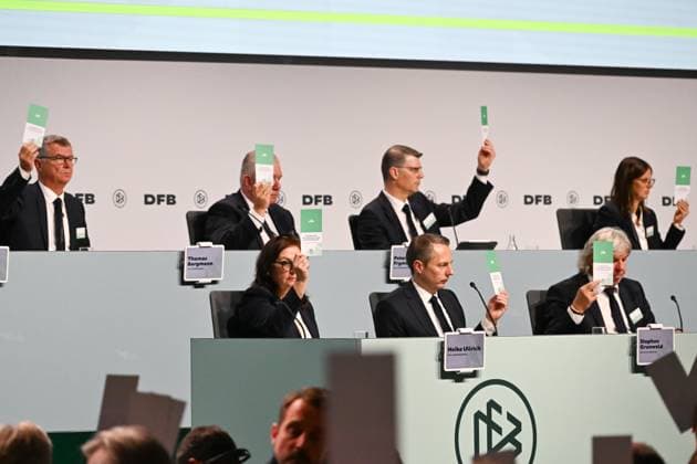 07 11 2025, xsltx, Fußball DFB Medientermine, DFB Bundestag v l Abstimmung des Präsidiums beim Bundestag DFL DFB REGULATIONS PROHIBIT ANY USE OF PHOTOGRAPHS as IMAGE SEQUENCES and or QUASI VIDEO