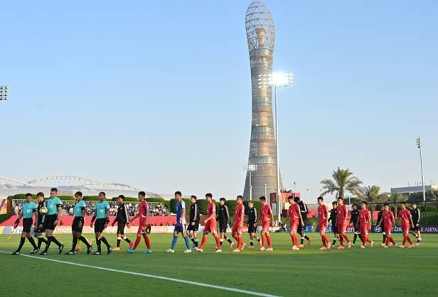 Germany v Korea DPR : Group G - FIFA U-17 World Cup Qatar 2025 Germany and Korea DPR players walk into the pitch prior to the FIFA U-17 World Cup Qatar 2025 Group G match between Germany and Korea DPR in Doha, Qatar, on November 7, 2025. DOHA Qatar Copyright: xNOUSHADx
