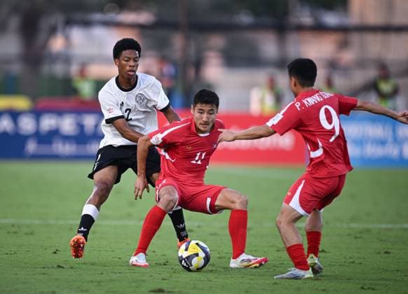Football, Junior U 17 World Cup 2025 in Doha Qatar Preliminary round 07 11 2025 Group G Germany Korea DPR Nebe Sirak Domnic left, Germany against Kang Rim Ri center, Korea DPR and Kwang Song Pak right, Korea DPR