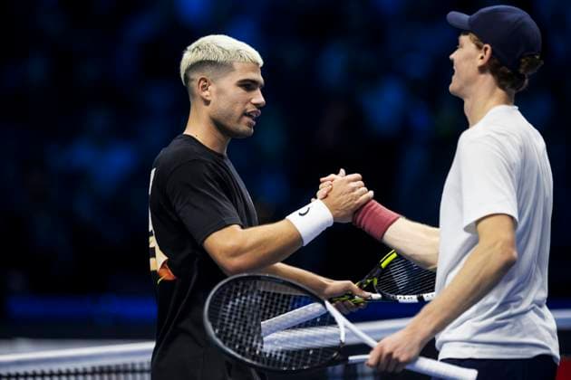 Nitto ATP, Tennis Herren Finals 2025 - Practice Carlos Alcaraz (L) of Spain shakes hands with Jannik Sinner of Italy at the end of their practice during the Nitto ATP Finals 2025. Turin Italy Copyright: xNicolòxCampox