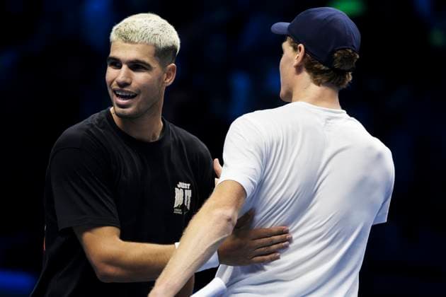 Nitto ATP, Tennis Herren Finals 2025 - Practice Carlos Alcaraz (L) of Spain hugs Jannik Sinner of Italy at the end of their practice during the Nitto ATP Finals 2025. Turin Italy Copyright: xNicolòxCampox
