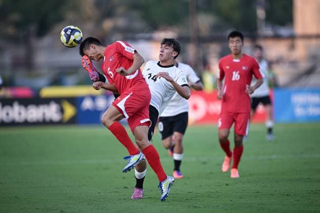 Football, Junior U 17 World Cup 2025 in Doha Qatar Preliminary round 07 11 2025 Group G Germany Korea DPR Toni Langsteiner left, Germany vs Se Ung Kim center, Korea DPR