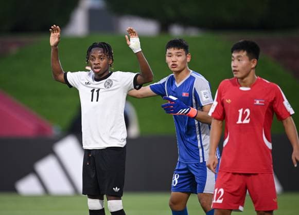 Football, Junior U 17 World Cup 2025 in Doha Qatar Preliminary round 07 11 2025 Group G Germany Korea DPR Wisdom Mike left, Germany with goalkeeper Jong Hun Kim center, Korea DPR and Ryong U Pak right, Korea DPR