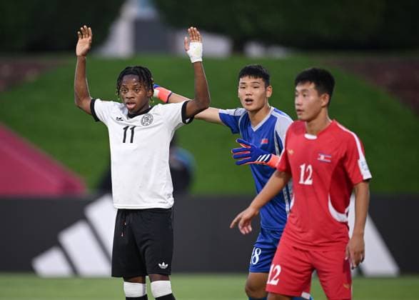 Football, Junior U 17 World Cup 2025 in Doha Qatar Preliminary round 07 11 2025 Group G Germany Korea DPR Wisdom Mike left, Germany with goalkeeper Jong Hun Kim center, Korea DPR and Ryong U Pak right, Korea DPR
