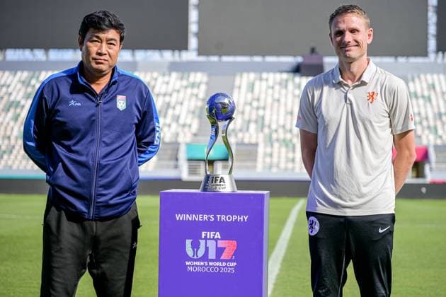 Song Jin PAK Head coach of Korea DPR U-17 and Olivier Alexander AMELINK Head coach of Netherlands U-17 with the winners trophy on the field before the final of the FIFA U17, U 17 Women s World Cup Morocco 2025 match between Korea DOR and Netherlands in Rabat, Morocco, on November 7, 2025, at the Olympic Stadium  Copyright: xAndreaxAmato IPAxSportx xipa-agency.netx xx IPA_67654375 IPA_Agency_IPA67654375