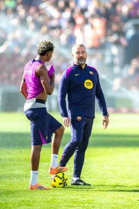 Open training session at the Nou Spotify Camp Nou Barcelona November 7, 2025 Nou Spotify Camp Nou November 7 ,2025 Lamine Yamal (10) of FC Barcelona, Barca and Hansi Flick head coach of FC Barcelona during the open training session at the Nou Spotify Camp Nou Barcelona ESP Copyright: xS.xRosx