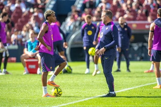 Open training session at the Nou Spotify Camp Nou Barcelona November 7, 2025 Nou Spotify Camp Nou November 7 ,2025 Lamine Yamal (10) of FC Barcelona, Barca and Hansi Flick head coach of FC Barcelona during the open training session at the Nou Spotify Camp Nou Barcelona ESP Copyright: xS.xRosx