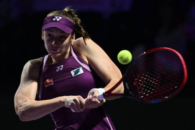 2025 WTA, Tennis Damen Finals RIYADH, SAUDI ARABIA - NOVEMBER 7: Elena Rybakina (not seen) of Kazakhstan plays against Jessica Pegula (not seen) of the United States in the first semifinal on Day 7 of the 2025 WTA Finals, part of the Hologic WTA Tour, at King Saud University Indoor Arena in Riyadh, Saudi Arabia, on November 7, 2025. Artur Widak Anadolu Riyadh Saudi Arabia. Editorial use only. Please get in touch for any other usage.  Copyright: x2025xAnadoluxArturxWidakx