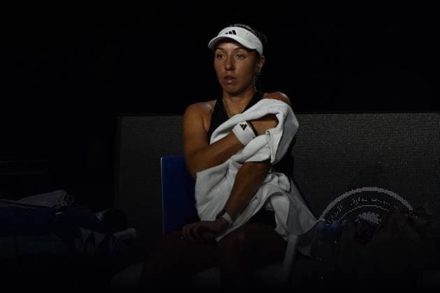 2025 WTA, Tennis Damen Finals RIYADH, SAUDI ARABIA - NOVEMBER 7: Jessica Pegula of the United States rests against Elena Rybakina (not seen) of Kazakhstan in the first semifinal on Day 7 of the 2025 WTA Finals, part of the Hologic WTA Tour, at King Saud University Indoor Arena in Riyadh, Saudi Arabia, on November 7, 2025. Artur Widak Anadolu Riyadh Saudi Arabia. Editorial use only. Please get in touch for any other usage.  Copyright: x2025xAnadoluxArturxWidakx