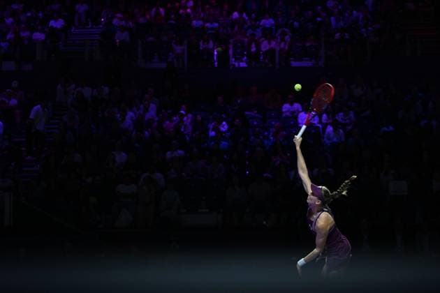 2025 WTA, Tennis Damen Finals RIYADH, SAUDI ARABIA - NOVEMBER 7: Elena Rybakina of Kazakhstan plays against Jessica Pegula (not seen) of the United States in the first semifinal on Day 7 of the 2025 WTA Finals, part of the Hologic WTA Tour, at King Saud University Indoor Arena in Riyadh, Saudi Arabia, on November 7, 2025. Artur Widak Anadolu Riyad Saudi Arabia. Editorial use only. Please get in touch for any other usage.  Copyright: x2025xAnadoluxArturxWidakx