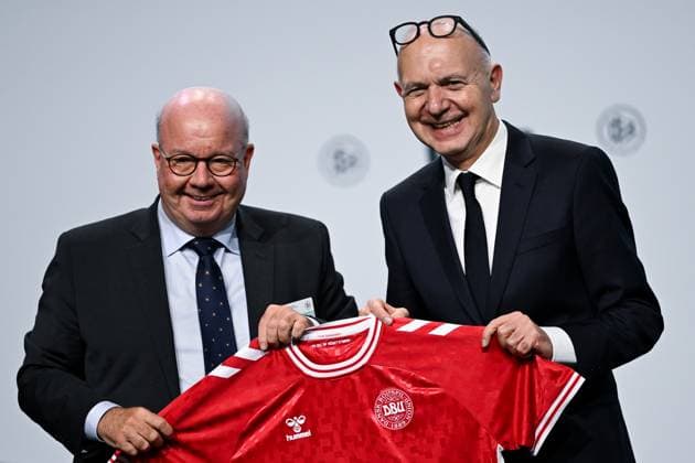 GER, Jesper Möller President of the Danish Football Association congratulates Bernd Neuendorf DFB President on his re-election with a national jersey at the 45th Ordinary DFB Bundestag at the DFB Campus in Frankfurt am Main, 7 11 2025 45th Ordinary DFB Bundestag in Frankfurt am Main Frankfurt am Main Copyright: xEibner-Pressefoto FlorianxWiegandx EP_FWD