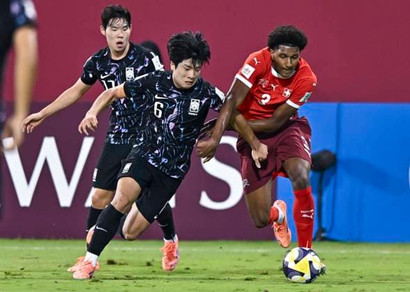Switzerland v Republic of Korea : Group F - FIFA U-17 World Cup Qatar 2025 Mamba Olivier of Switzerland and Hyeonbin Koo of Republic of Korea in action during the FIFA U-17 World Cup Qatar 2025 Group F match between Switzerland and Republic of Korea in Doha, Qatar, on November 7, 2025. DOHA Qatar Copyright: xNOUSHADx