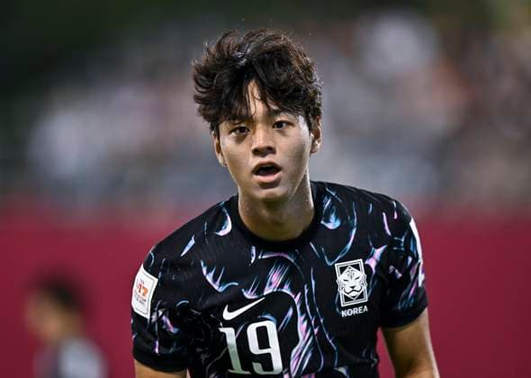 Switzerland v Republic of Korea : Group F - FIFA U-17 World Cup Qatar 2025 Minchan Kim of Republic of Korea in action during the FIFA U-17 World Cup Qatar 2025 Group F match between Switzerland and Republic of Korea in Doha, Qatar, on November 7, 2025. DOHA Qatar Copyright: xNOUSHADx