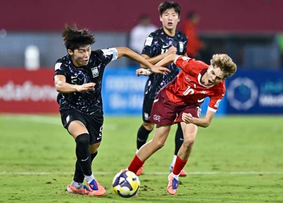 Switzerland v Republic of Korea : Group F - FIFA U-17 World Cup Qatar 2025 Mijajlovic Mladen (R) of Switzerland and Hyeonbin Koo of Republic of Korea in action during the FIFA U-17 World Cup Qatar 2025 Group F match between Switzerland and Republic of Korea in Doha, Qatar, on November 7, 2025. DOHA Qatar Copyright: xNOUSHADx