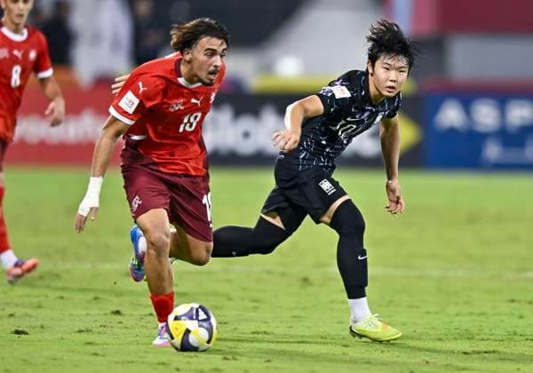 Switzerland v Republic of Korea : Group F - FIFA U-17 World Cup Qatar 2025 Wyss Sandro (L) of Switzerland and Yegeon Kim of Republic of Korea in action during the FIFA U-17 World Cup Qatar 2025 Group F match between Switzerland and Republic of Korea in Doha, Qatar, on November 7, 2025. DOHA Qatar Copyright: xNOUSHADx