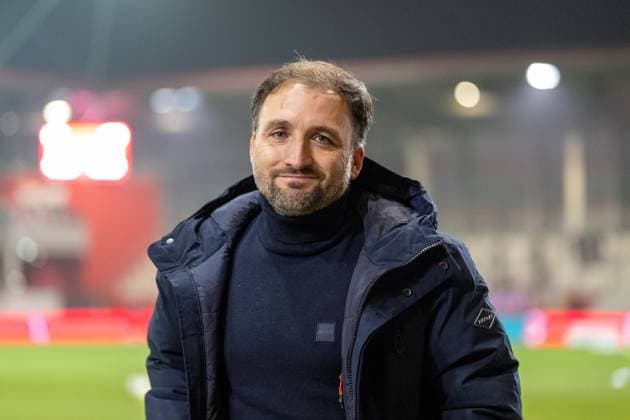 Head coach Jose Barcala FC Bayern Muenchen Frauen , FC Bayern Frauen Muenchen 1 FC Union Berlin, Google Pixel Frauenbundesliga, 10 Spieltag, 07 11 25 DFB regulations prohibit any use of photographs as image sequences and or quasi video kolbert press Muenchen Bayern Germany Copyright: xkolbert-press UlrichxGamelx