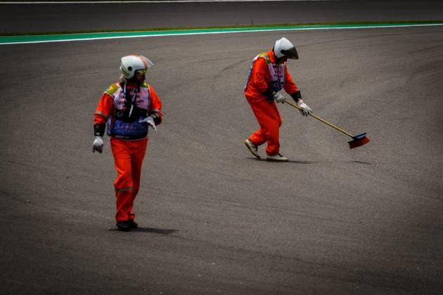Primeiro dia de treinos para GP Brasil F1 SaO PAULO, SP - 07.11.2025: PRIMEIRO DIA DE TREINOS PARA GP BRASIL F1 - First day of practice this Friday (07) for the Formula 1 Brazilian Grand Prix in Sao Paulo, which will take place this weekend at the JosÃ Carlos Pace racetrack in Interlagos, south of the city of Sao Paulo. In the photo, the so-called Marshals clean and inspect the track before the first practice session. (Photo: Aloisio Mauricio Fotoarena) x2837298x  AloisioxMauricio