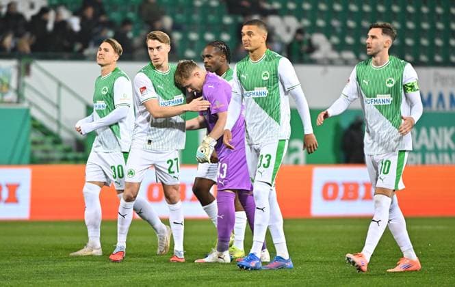 07 11 2025 Soccer Season 2025 2026 2 Soccer Bundesliga 12 Matchday SpVgg Greuther Fürth Kleeblatt Preußen Münster Sportfoto Zink MeZi xmexzix DFL regulations prohibit any use of photographs as image sequences and or quasi video only for editorial use Gian Luca Gian Luca Itter 27, SpVgg Greuther Fürth Silas Prüfrock 43, SpVgg Greuther Fürth Maximilian Solomon Dietz 33, SpVgg Greuther Fürth Branimir Hrgota 10, SpVgg Greuther Fürth, right