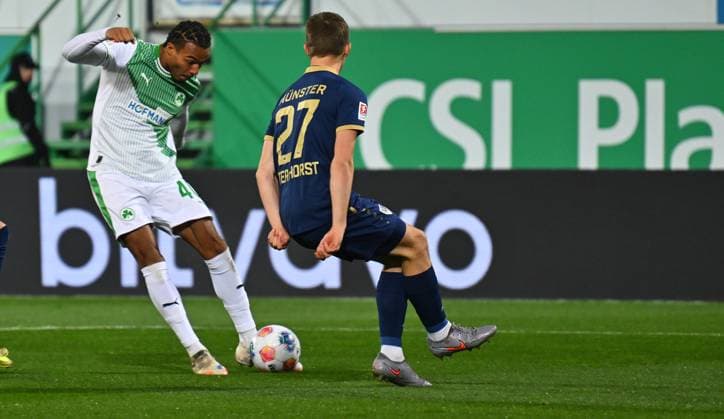 07 11 2025 Soccer Season 2025 2026 2 Soccer Bundesliga 12 Matchday SpVgg Greuther Fürth Kleeblatt Preußen Münster Sportfoto Zink xwoxzix DFL regulations prohibit any use of photographs as image sequences and or quasi video only for editorial use David Abrangao 40, SpVgg Greuther Fürth Jano ter Horst 27, Preußen Münster Chance Torchance