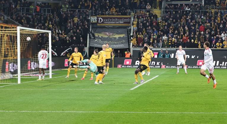 07 11 2025 Soccer Season 2025 2026 2 Soccer Bundesliga 12 Matchday SG Dynamo Dresden SGD 1 FC Nuremberg FCN Club Sportfoto Zink DaMa xdaxmax DFL regulations prohibit any use of photographs as image sequences and or quasi video only for editorial use Goal Goal Shot to 0 1 Goalscorer Rafael Lubach 18, 1 FC Nuremberg FCN vs Lennart Grill 22, SG Dynamo Dresden SGD