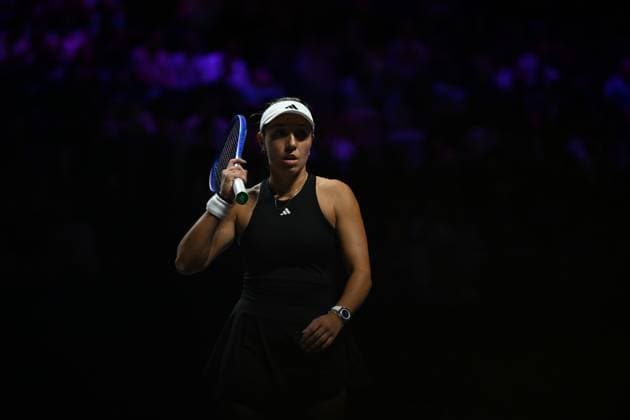 2025 WTA, Tennis Damen Finals RIYADH, SAUDI ARABIA - NOVEMBER 7: Jessica Pegula of the United States reacts during her match against Elena Rybakina (not seen) of Kazakhstan in the first semifinal on Day 7 of the 2025 WTA Finals, part of the Hologic WTA Tour, at King Saud University Indoor Arena in Riyadh, Saudi Arabia, on November 7, 2025. Artur Widak Anadolu Riyadh Saudi Arabia. Editorial use only. Please get in touch for any other usage.  Copyright: x2025xAnadoluxArturxWidakx