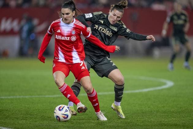 Fight for the ball duel between Jovana Damnjanovic FC Bayern Muenchen Frauen, 09 and Katja Orschmann 1 FC Union Berlin, 05 GER, FC Bayern Muenchen Frauen vs 1 FC Union Berlin, Football, Google Pixel Frauen Bundesliga, 10 Matchday, Season 2025 2026, 07 11 2025 DFL DFB REGULATIONS PROHIBIT ANY USE OF PHOTOGRAPHS as IMAGE SEQUENCES and or QUASI VIDEO GER, FC Bayern Muenchen Frauen vs 1 FC Union Berlin, Football, Google Pixel Frauen Bundesliga, 10 Spieltag, Saison 2025 2026, 07 11 2025 Muenchen Copyright: xEibner-Pressefoto HeikexFeinerx EP_HFR