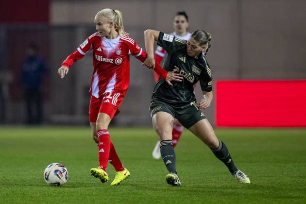 Fight for the ball duel between Pernille Harder FC Bayern Muenchen Frauen, 21 and Samantha Steuerwald 1 FC Union Berlin, 19 GER, FC Bayern Muenchen Frauen vs 1 FC Union Berlin, Football, Google Pixel Womens Bundesliga, Matchday 10, Season 2025 2026, 07 11 2025 DFL DFB REGULATIONS PROHIBIT ANY USE OF PHOTOGRAPHS as IMAGE SEQUENCES and or QUASI VIDEO GER, FC Bayern Muenchen Frauen vs 1 FC Union Berlin, Football, Google Pixel Frauen Bundesliga, 10 Spieltag, Saison 2025 2026, 07 11 2025 Muenchen Copyright: xEibner-Pressefoto HeikexFeinerx EP_HFR