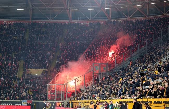 07 11 2025 Soccer Season 2025 2026 2 Soccer Bundesliga 12 Matchday SG Dynamo Dresden SGD 1 FC Nürnberg FCN Club Sportfoto Zink DaMa xdaxmax DFL regulations prohibit any use of photographs as image sequences and or quasi video only for editorial use Pyrotechnik Pyro Bengalfackeln Bengalfackeln Rauch im Gästeblock der Clubfan Clubfans FCN Fans Fans Fans
