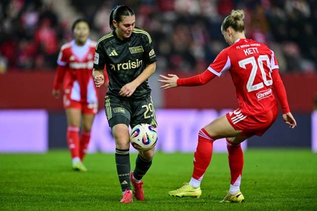 v li Antonia Halverkamps Union Berlin, 29 Franziska KETT FC Bayern Muenchen, FCB, 20 in duel, duel, tackle, dynamic, action, action, 07 11 2025, Munich Germany , Football, Google Pixel Women Bundesliga, FC Bayern München 1 FC Union Berlin, DFB DFL REGULATIONS PROHIBIT ANY USE OF PHOTOGRAPHS AS IMAGE SEQUENCES AND OR QUASI VIDEO xslx