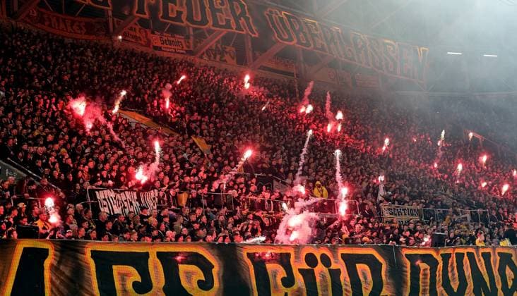 07 11 2025 Soccer Season 2025 2026 2 Soccer Bundesliga 12 Matchday SG Dynamo Dresden SGD 1 FC Nuremberg FCN Club Sportfoto Zink DaMa xdaxmax DFL regulations prohibit any use of photographs as image sequences and or quasi video only for editorial use Symbolbild Symbolfoto Feature Impression Pyrotechnik Pyro Bengalfackeln Bengalfackeln Rauch der Zuschauer Publikum Fans von Dynamo Dresden