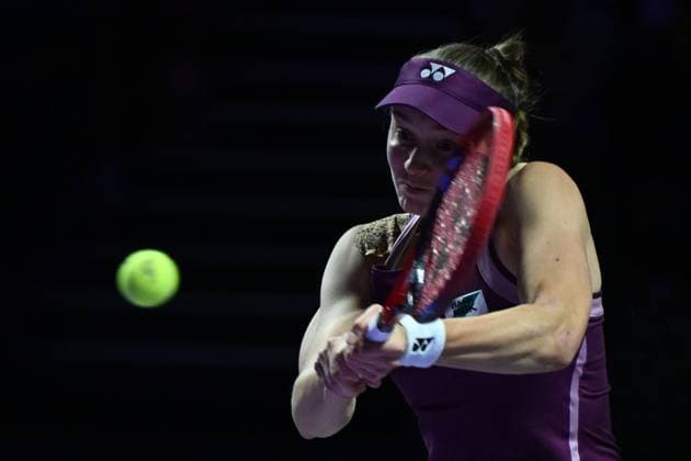 2025 WTA, Tennis Damen Finals RIYADH, SAUDI ARABIA - NOVEMBER 7: Elena Rybakina of Kazakhstan plays against Jessica Pegula (not seen) of the United States in the first semifinal on Day 7 of the 2025 WTA Finals, part of the Hologic WTA Tour, at King Saud University Indoor Arena in Riyadh, Saudi Arabia, on November 7, 2025. Artur Widak Anadolu Riyadh Saudi Arabia. Editorial use only. Please get in touch for any other usage.  Copyright: x2025xAnadoluxArturxWidakx