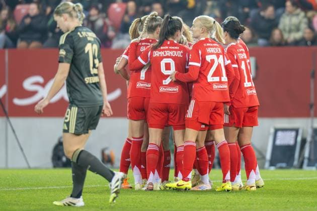 Goal celebration for 1 0 FC Bayern Frauen, FC Bayern Frauen Muenchen 1 FC Union Berlin, Google Pixel Frauenbundesliga, 10 Spieltag, 07 11 25 DFB regulations prohibit any use of photographs as image sequences and or quasi video kolbert press Muenchen Bayern Germany Copyright: xkolbert-press UlrichxGamelx