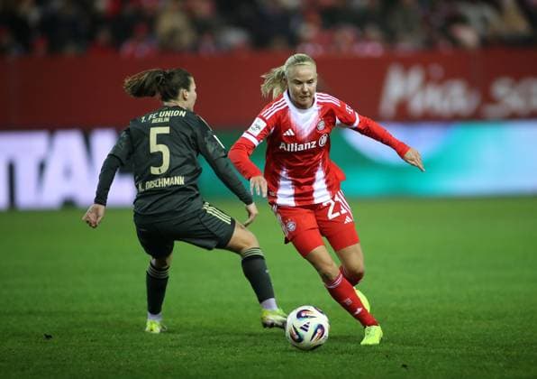 Football, Women, Google Pixel Womens Bundesliga, Matchday 10, Season 2025 2026, FC Bayern Munich 1 FC Union Berlin, Campus Katja Orschmann 1 FC Union Berlin left with Pernille Harder FC Bayern Munich right in a duel for the ball, Attack