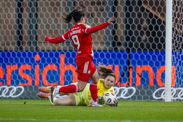 Jovana Damnjanovic FC Bayern Muenchen Frauen, 09 misses here against Nadine Boehi Torfrau, 1 FC Union Berlin, 28 GER, FC Bayern Muenchen Frauen vs 1 FC Union Berlin, Fußball, Google Pixel Frauen Bundesliga, 10 Spieltag, Saison 2025 2026, 07 11 2025 DFL DFB REGULATIONS PROHIBIT ANY USE OF PHOTOGRAPHS as IMAGE SEQUENCES and or QUASI VIDEO GER, FC Bayern Muenchen Frauen vs 1 FC Union Berlin, Football, Google Pixel Frauen Bundesliga, 10 Spieltag, Saison 2025 2026, 07 11 2025 Muenchen Copyright: xEibner-Pressefoto HeikexFeinerx EP_HFR