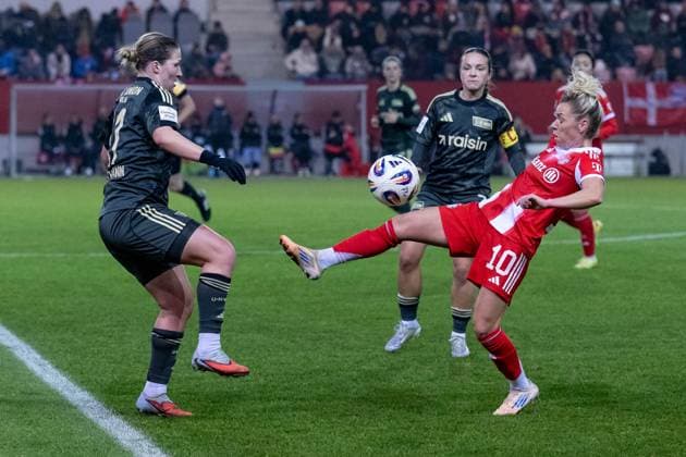 Fight for the ball duel between Dina Orschmann 1 FC Union Berlin, 11 and Linda Dallmann FC Bayern Muenchen Frauen, 10 GER, FC Bayern Muenchen Frauen vs 1 FC Union Berlin, Football, Google Pixel Womens Bundesliga, Matchday 10, Season 2025 2026, 07 11 2025 DFL DFB REGULATIONS PROHIBIT ANY USE OF PHOTOGRAPHS as IMAGE SEQUENCES and or QUASI VIDEO GER, FC Bayern Muenchen Frauen vs 1 FC Union Berlin, Football, Google Pixel Frauen Bundesliga, 10 Spieltag, Saison 2025 2026, 07 11 2025 Muenchen Copyright: xEibner-Pressefoto HeikexFeinerx EP_HFR