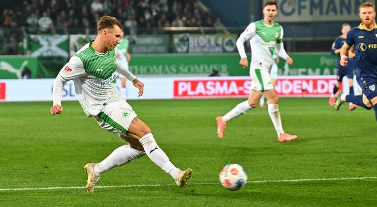 07 11 2025 Soccer Season 2025 2026 2 Soccer Bundesliga 12 Matchday SpVgg Greuther Fürth Kleeblatt Preußen Münster Sportfoto Zink xwoxzix DFL regulations prohibit any use of photographs as image sequences and or quasi video only for editorial use Felix Klaus 30, SpVgg Greuther Fürth Vorlage zum Treffer Goal Goal shot by Noel Futkeu 9, SpVgg Greuther Fürth which is disallowed for offside after video evidence VAR