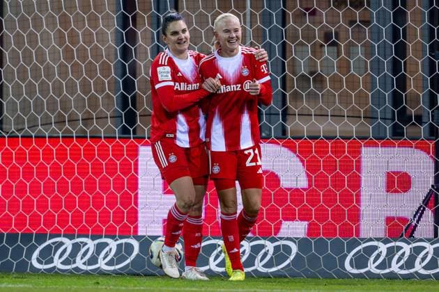 Jovana Damnjanovic FC Bayern Muenchen Frauen, 09 celebrates with Pernille Harder FC Bayern Muenchen Frauen, 21 her goal for 2 0 GER, FC Bayern Muenchen Frauen vs 1 FC Union Berlin, Football, Google Pixel Frauen Bundesliga, 10 Matchday, Season 2025 2026, 07 11 2025 DFL DFB REGULATIONS PROHIBIT ANY USE OF PHOTOGRAPHS as IMAGE SEQUENCES and or QUASI VIDEO GER, FC Bayern Muenchen Frauen vs 1 FC Union Berlin, Football, Google Pixel Frauen Bundesliga, 10 Spieltag, Saison 2025 2026, 07 11 2025 Muenchen Copyright: xEibner-Pressefoto HeikexFeinerx EP_HFR