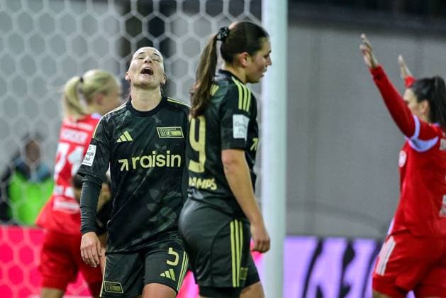 from left Katja Orschmann Union Berlin, 5 and Leona Seifert Union Berlin, 18 looking disappointed, disappointment, frustration, disappointed, pessimistic, in the background Pernille HARDER FC Bayern Muenchen, FCB, 21 and Jovana DAMNJANOVIC FC Bayern Muenchen, FCB, 9 the goal for 2 0 by Pernille HARDER FC Bayern Muenchen, FCB, 21 , 07 11 2025, Munich Germany , Soccer, Google Pixel Women Bundesliga, FC Bayern München 1 FC Union Berlin, DFB DFL REGULATIONS PROHIBIT ANY USE OF PHOTOGRAPHS AS IMAGE SEQUENCES AND OR QUASI VIDEO xslx