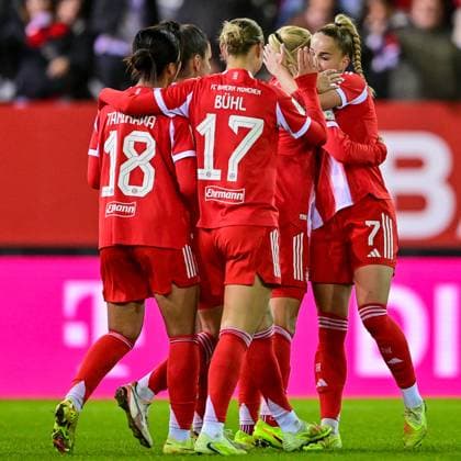 FC Bayern players celebrating the goal, celebrate the goal, goal, celebration, jubilation over the goal to 2 0 by Pernille HARDER FC Bayern Muenchen, FCB, 21 2 v re , optimistic, action, Action, 07 11 2025, Munich Germany , Soccer, Google Pixel Women Bundesliga, FC Bayern München 1 FC Union Berlin, DFB DFL REGULATIONS PROHIBIT ANY USE OF PHOTOGRAPHS AS IMAGE SEQUENCES AND OR QUASI VIDEO xslx