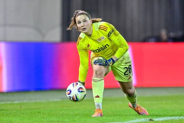 Nadine Boehi Goalkeeper, Union Berlin, 28 on the ball, Crop, Single image, Action, Action, 07 11 2025, Munich Germany , Soccer, Google Pixel Women Bundesliga, FC Bayern München 1 FC Union Berlin, DFB DFL REGULATIONS PROHIBIT ANY USE OF PHOTOGRAPHS AS IMAGE SEQUENCES AND OR QUASI VIDEO xslx