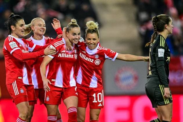 v li Jovana DAMNJANOVIC FC Bayern Muenchen, FCB, 9 Pernille HARDER FC Bayern Muenchen, FCB, 21 Giulia GWINN FC Bayern Muenchen, FCB, 7 Linda DALLMANN FC Bayern Muenchen, FCB, 10 with goal celebration, jubilation, goal celebration, celebrate the goal, goal, celebration, jubilation over the goal to 3 0 by Giulia GWINN FC Bayern Muenchen, FCB, 7 , optimistic, action, action, Celine Frank Union Berlin, 6 looking disappointed, disappointment, frustration, disappointed, pessimistic, 07 11 2025, Munich Germany , Soccer, Google Pixel Women Bundesliga, FC Bayern Munich 1 FC Union Berlin, DFB DFL REGULATIONS PROHIBIT ANY USE OF PHOTOGRAPHS AS IMAGE SEQUENCES AND OR QUASI VIDEO xslx