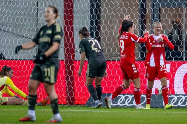The Berliners are served, while Jovana Damnjanovic FC Bayern Muenchen Frauen, 09 with Pernille Harder FC Bayern Muenchen Frauen, 21 celebrates their goal for 2 0 GER, FC Bayern Muenchen Frauen vs 1 FC Union Berlin, Football, Google Pixel Frauen Bundesliga, 10 Matchday, Season 2025 2026, 07 11 2025 DFL DFB REGULATES PROHIBIT ANY USE OF PHOTOGRAPHS as IMAGE SEQUENCES and or QUASI VIDEO GER, FC Bayern Muenchen Frauen vs 1 FC Union Berlin, Football, Google Pixel Frauen Bundesliga, 10 Matchday, Season 2025 2026, 07 11 2025 Muenchen Copyright: xEibner-Pressefoto HeikexFeinerx EP_HFR
