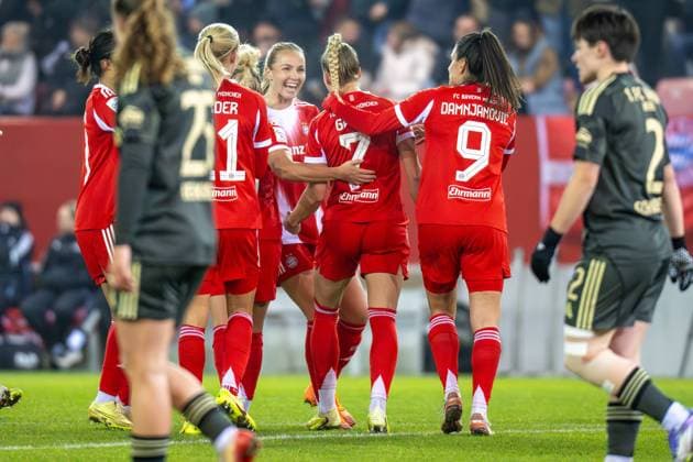 Goal celebration for 3 0, Team FC Bayern Frauen, FC Bayern Frauen Muenchen 1 FC Union Berlin, Google Pixel Frauenbundesliga, 10 Spieltag, 07 11 25 DFB regulations prohibit any use of photographs as image sequences and or quasi video kolbert press Muenchen Bayern Germany Copyright: xkolbert-press UlrichxGamelx